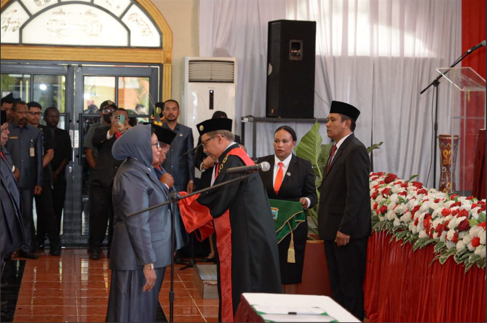 Ketua Pengadilan Tinggi Lantik 35 Anggota DPR Papua Barat, Disaksikan Pj. Gubernur Ali Baham Dan Sampaikan Pesan Mendagri.