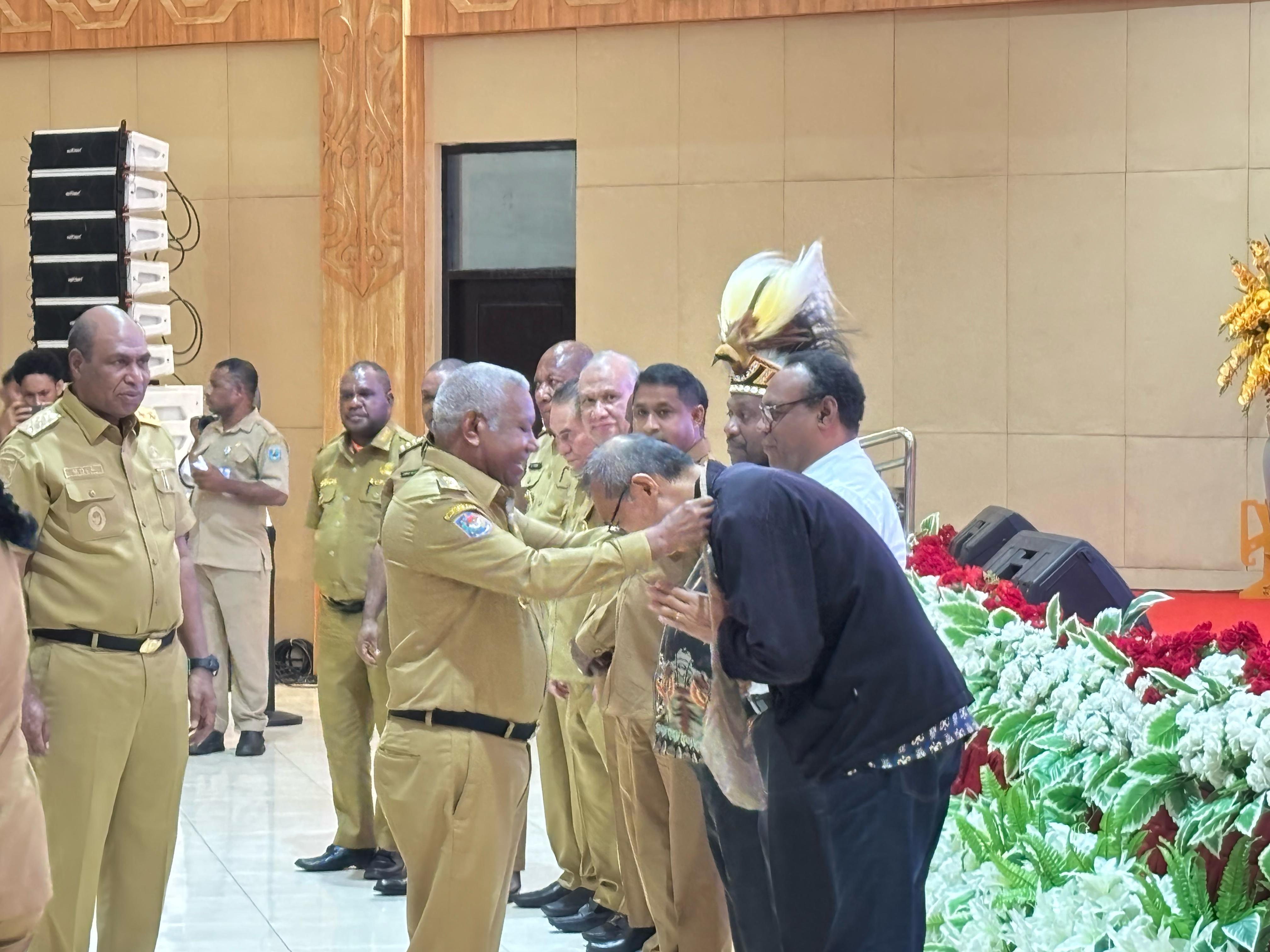 Gubernur Drs. Dominggus Mandacan Buka Rapat Kerja Bupati dan Konsultasi Publik RPJMD 2025-2029