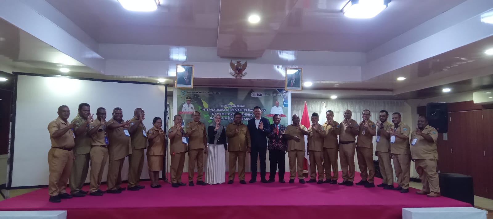 Resmi Membuka Bimtek ASN BerAkhlak di Manokwari, Pj. Gubernur Ajak ASN Tingkat Pelayanan Publik.